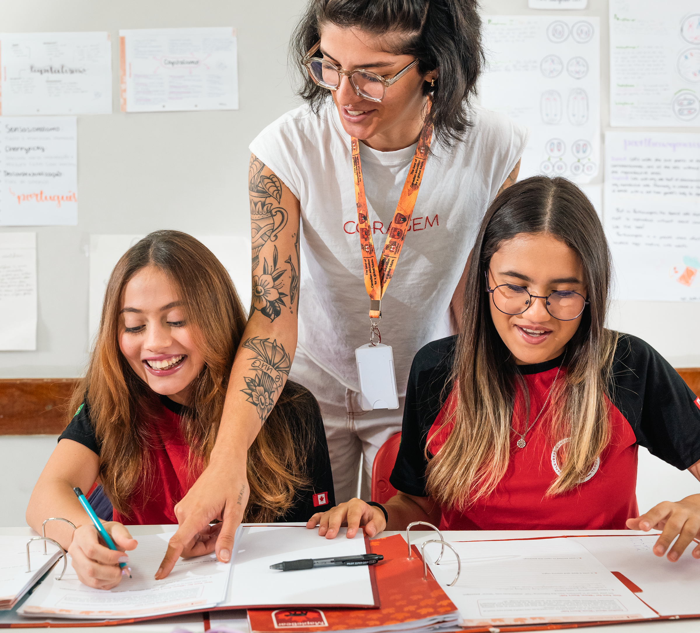 Estudantes do ensino fundamental da Maple Bear aprendem nomes de lugares em ingles, no globo terrestre.