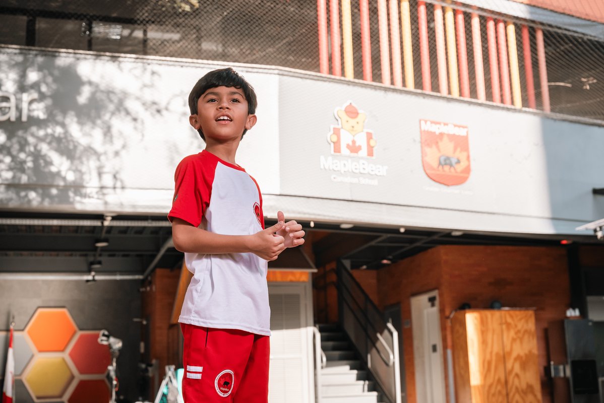 Aluno do ensino infantil com uniforme MapleBear aprendendo ingles atraves de desenhos